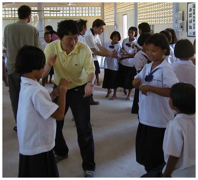 CANHELP volunteer playing with Thai schoolchildren